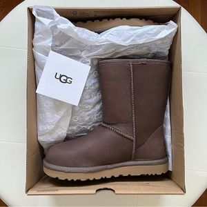 NWT size 5 UGG water resistant classic short leather boot - brownstone color